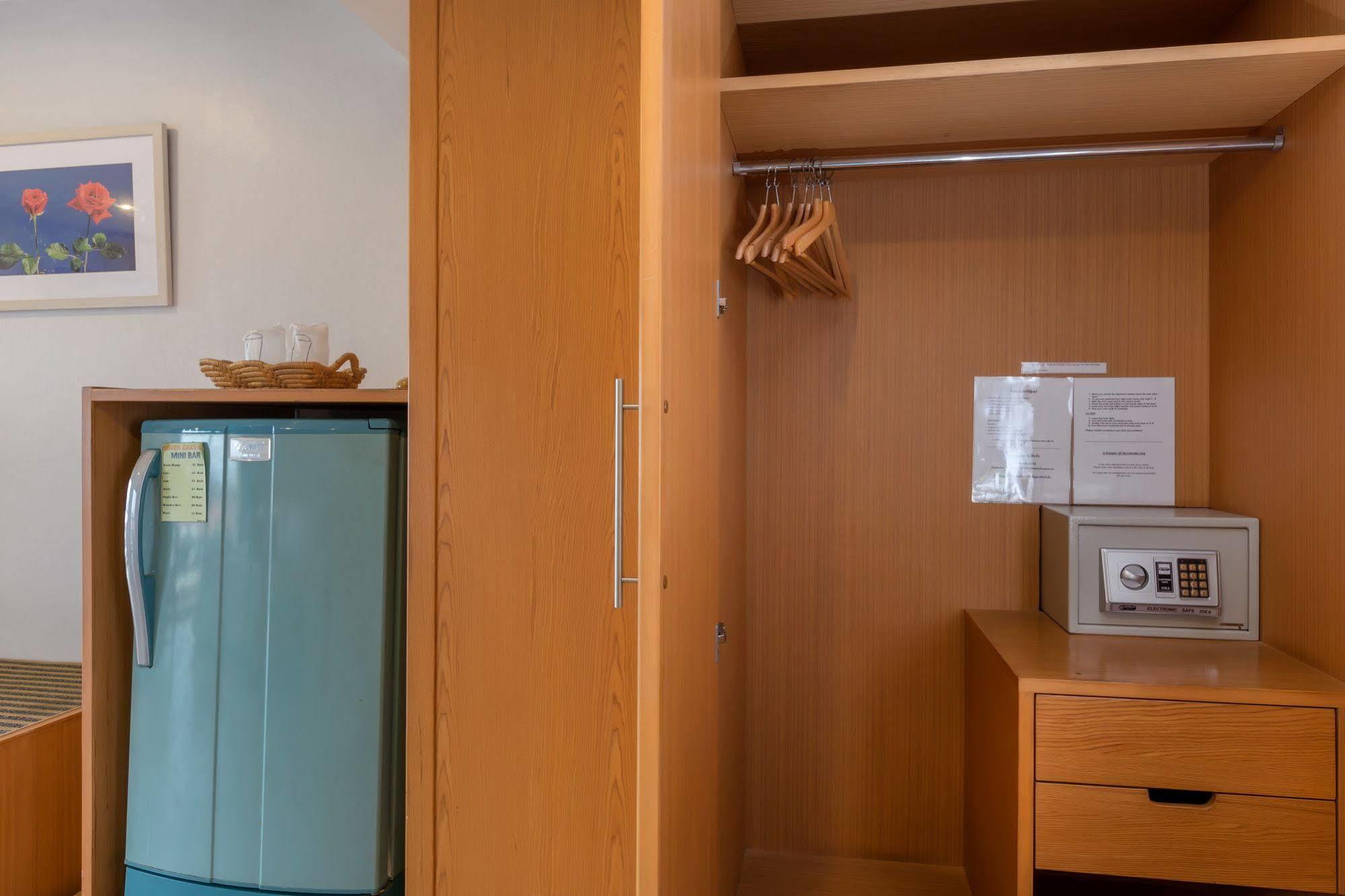Seven Oaks Inn Bãi biển Jomtien Ngoại thất bức ảnh