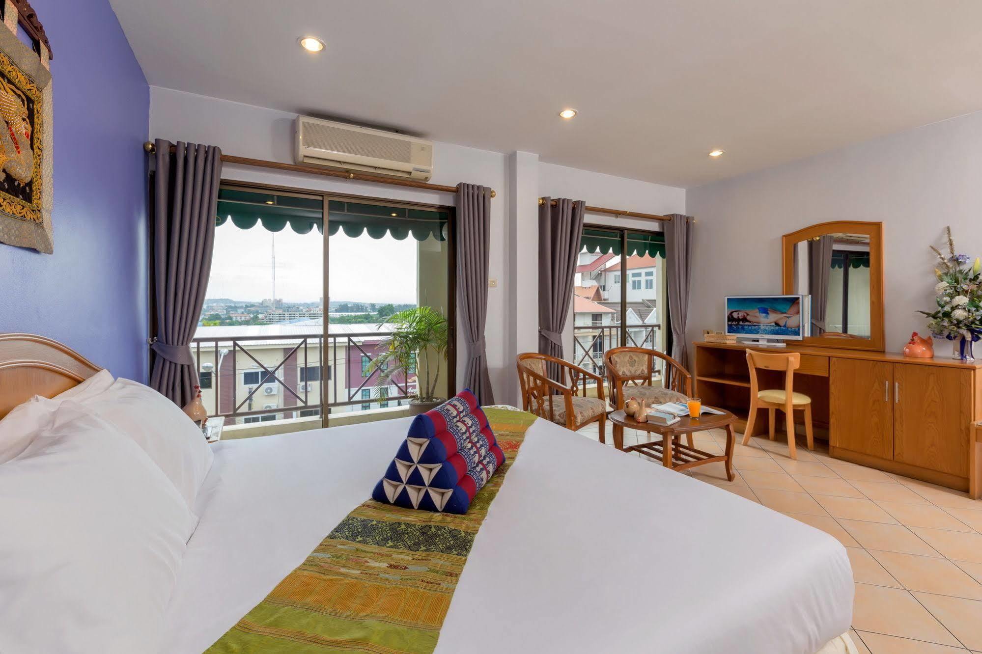 Seven Oaks Inn Bãi biển Jomtien Ngoại thất bức ảnh
