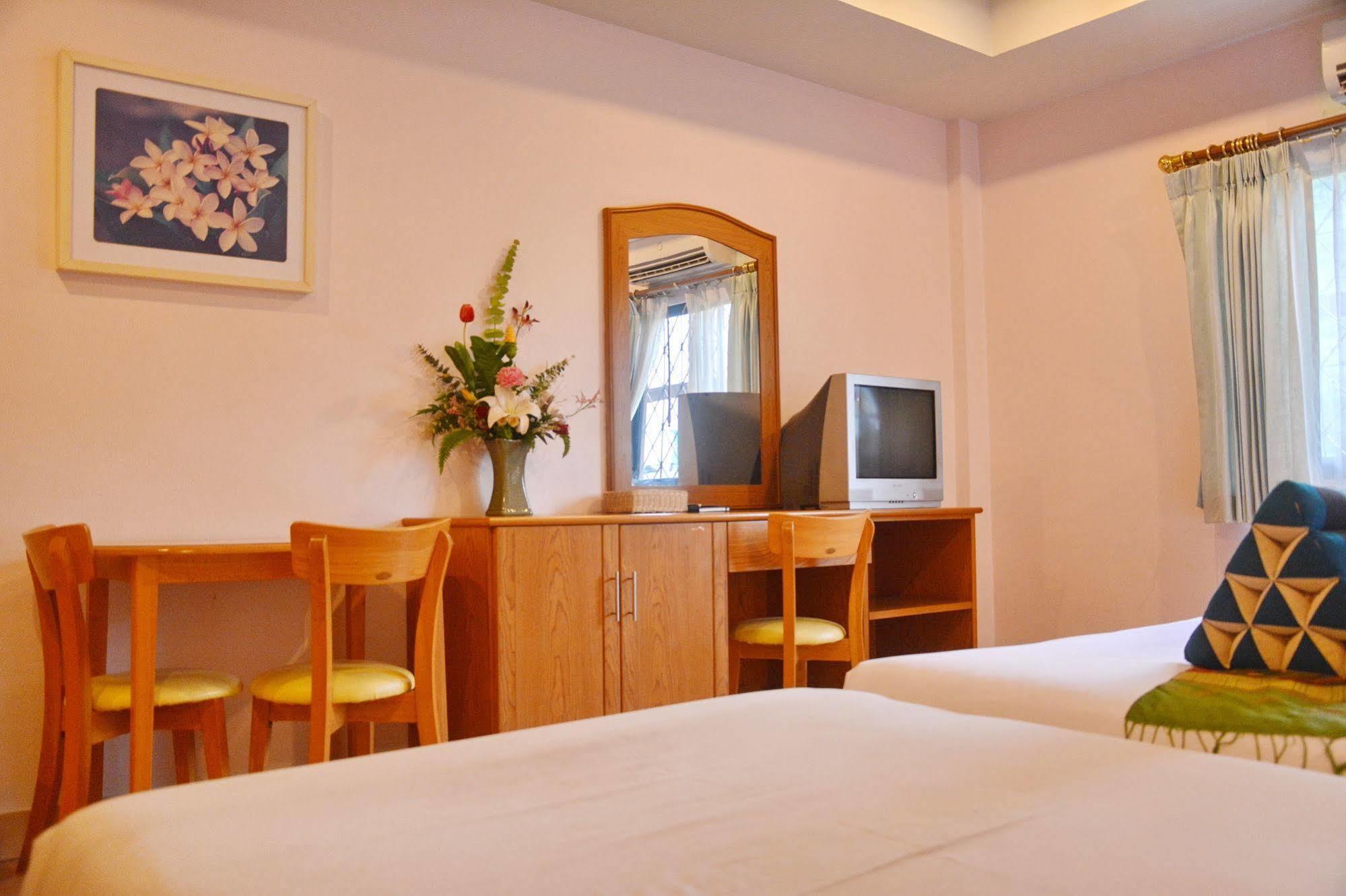 Seven Oaks Inn Bãi biển Jomtien Ngoại thất bức ảnh