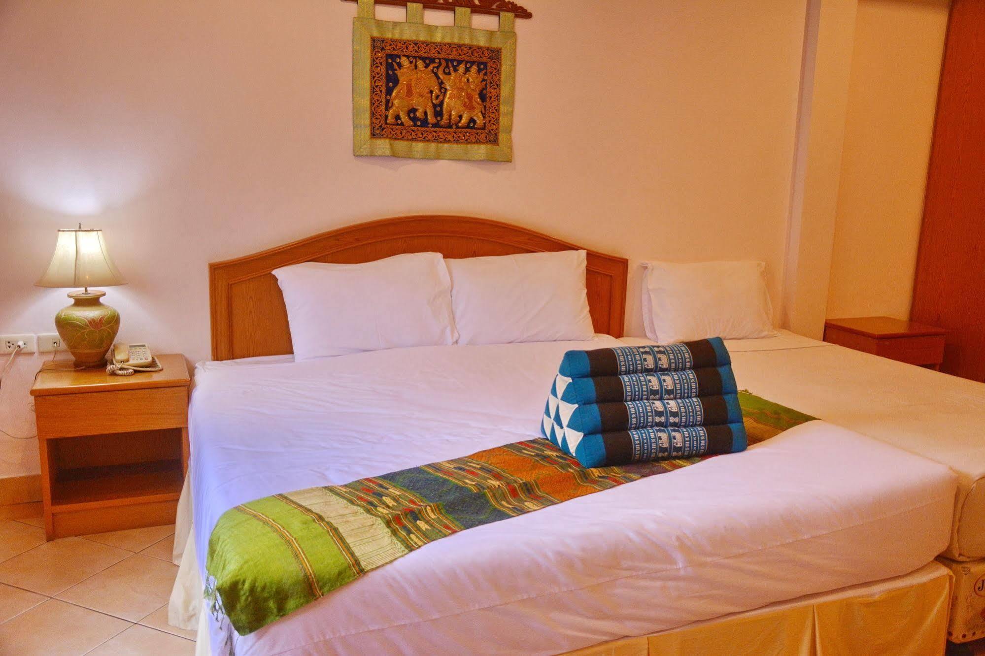 Seven Oaks Inn Bãi biển Jomtien Ngoại thất bức ảnh