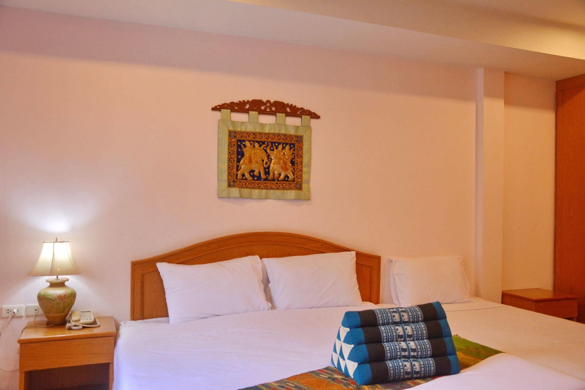 Seven Oaks Inn Bãi biển Jomtien Ngoại thất bức ảnh