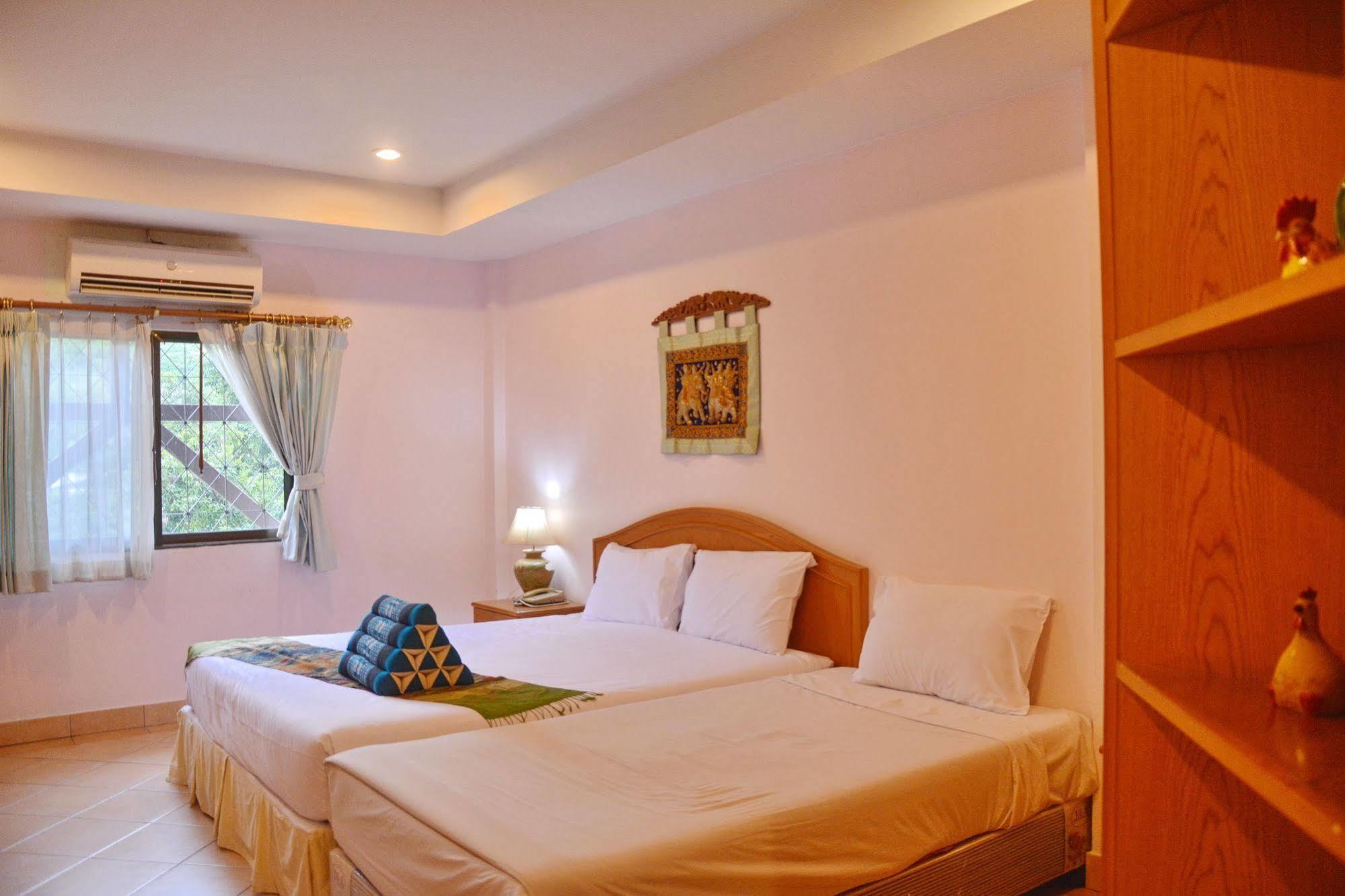 Seven Oaks Inn Bãi biển Jomtien Ngoại thất bức ảnh