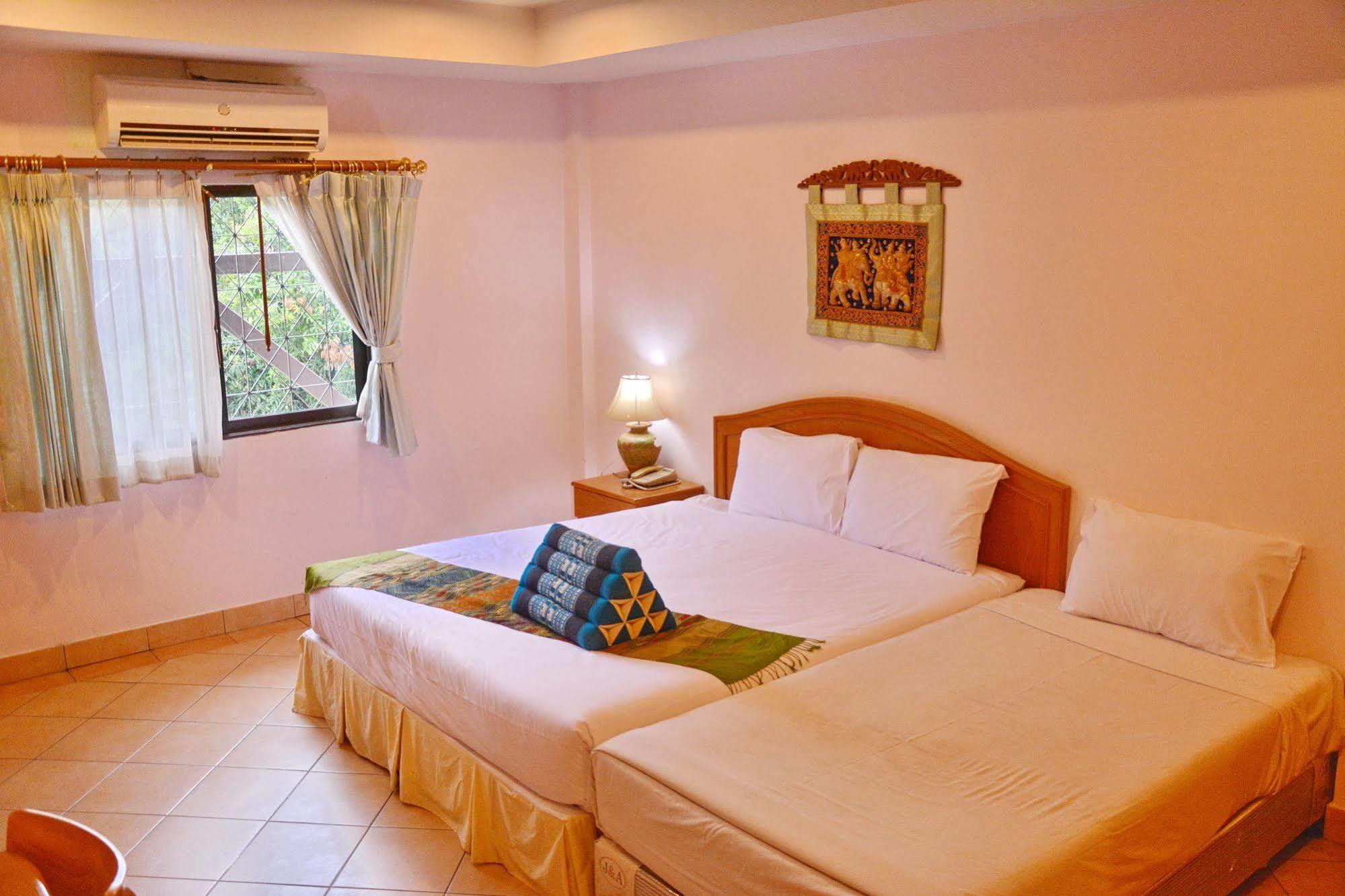Seven Oaks Inn Bãi biển Jomtien Ngoại thất bức ảnh