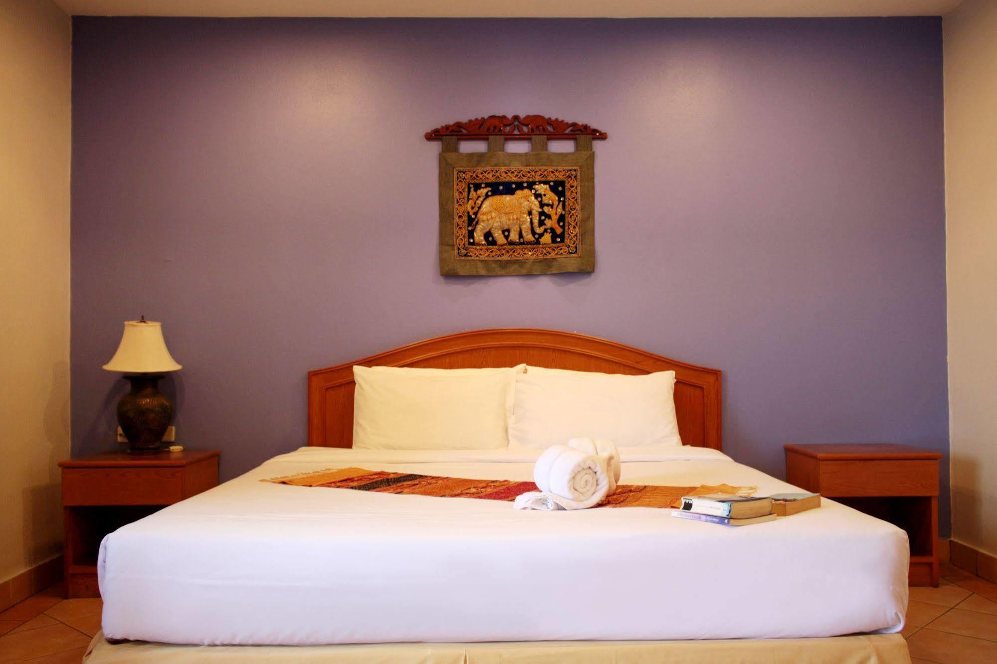 Seven Oaks Inn Bãi biển Jomtien Ngoại thất bức ảnh