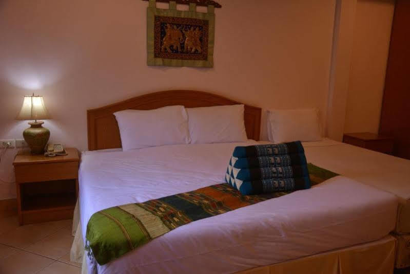 Seven Oaks Inn Bãi biển Jomtien Ngoại thất bức ảnh